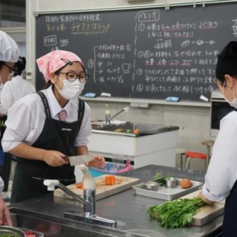 【特色授業】育てた水菜でチヂミを作ろう!