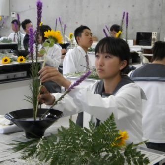 【特色授業】中学校1年生華道授業