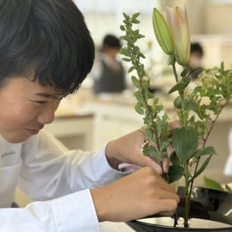 【特色教育】中学1年生 初めての生け花!
