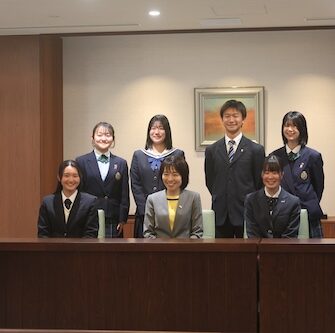 【特色教育】GS2年生 枝岸幸凛さんが横田県知事に向けて海外研修報告を行いました