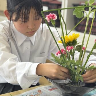 【特色教育】中学1年生「生け花」の体験授業を行いました！
