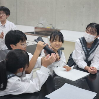 【特色教育】中学1年生，2年生を対象に理科の出前授業をしていただきました